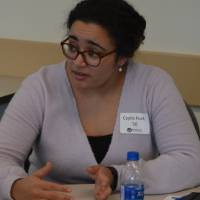 An alumna explaining something to a student at the 30 Minute Mentors Event